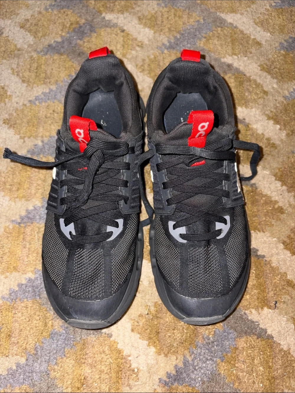 On Running Cloudswift junior Shoe in Dark Gray with Red Pull Tab size 6.5Y